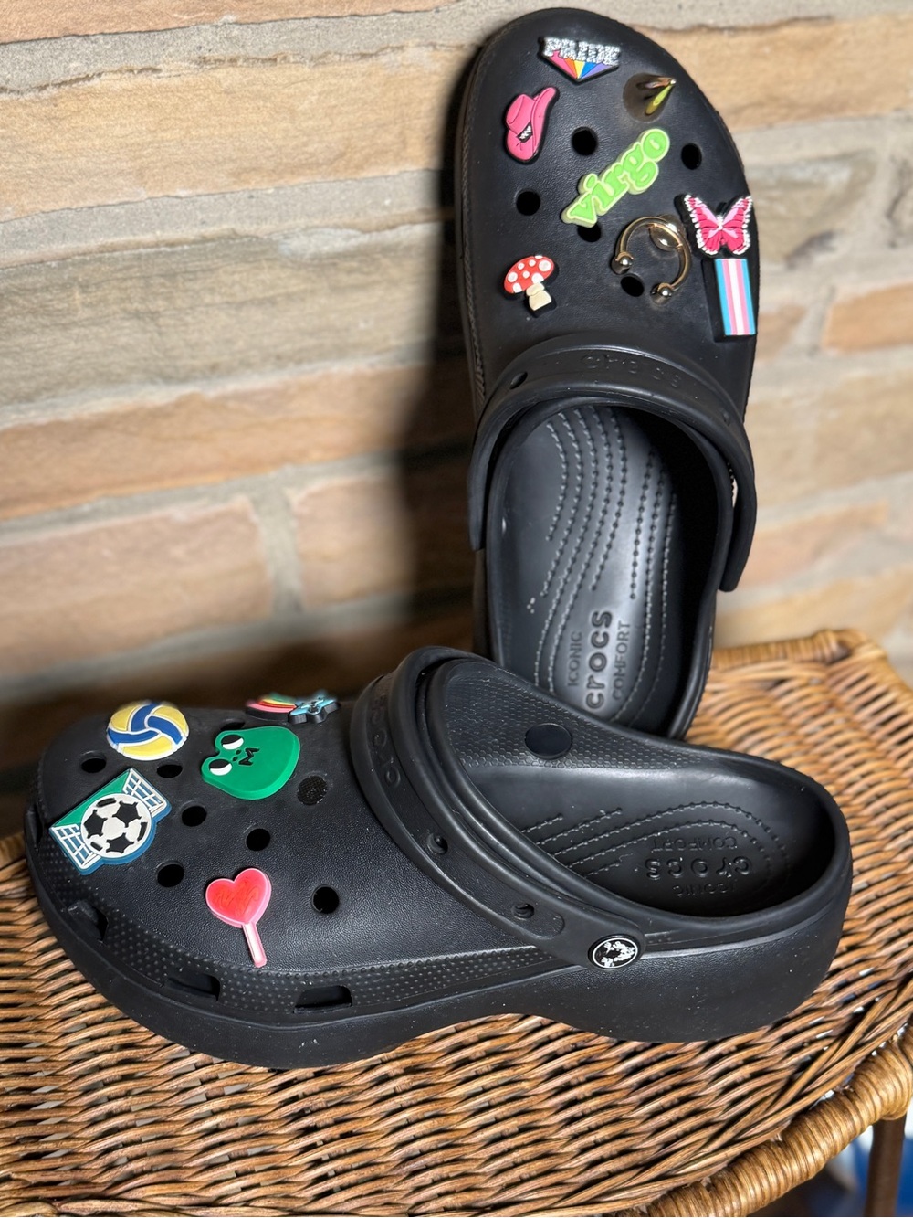 CROCS ladies comfort  Clog with Colorful Charms - Black size 9 like new